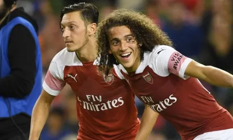 Mesut Ozil chỉ dùng 4 từ để nói về Matteo Guendouzi