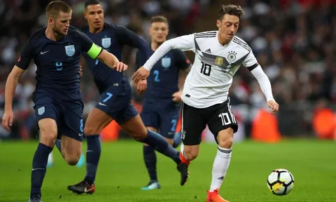 Mesut Ozil chơi đầy nỗ lực trước tuyển Anh