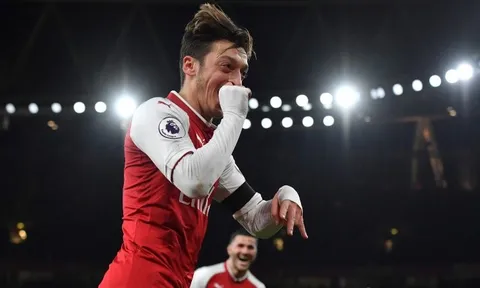 Mesut Ozil lần đầu làm được điều này tại Arsenal