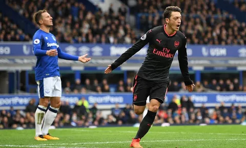 Mesut Ozil vẫn là chân chuyền hay nhất Ngoại hạng Anh
