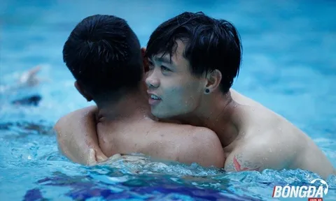 Công Phượng, Đức Chinh lần đầu làm "chuyện ấy" ở hồ bơi