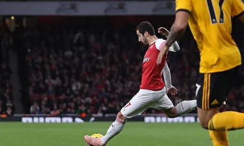 Mkhitaryan ra tay cứu Arsenal thoát khỏi trận thua trông thấy trước tân binh Wolves