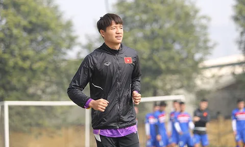 Phí Minh Long: Nỗi buồn của thủ môn không được dùng tay… chơi bóng