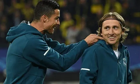 Modric dính thẻ vàng hy hữu vì đếm lại khoảng cách hàng rào