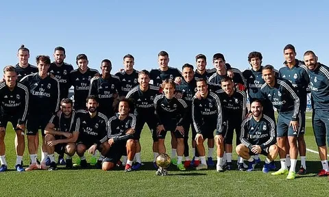 Modric lặp lại hành động của Ronaldo trên sân tập Real