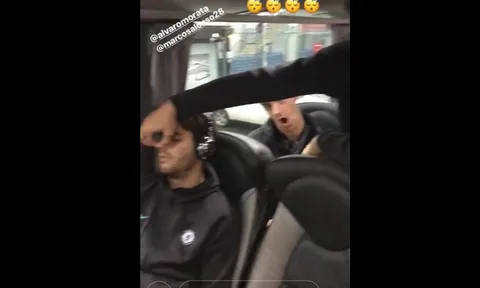 Morata bị đồng đội chơi khăm trong lúc lên đường sang Azerbaijan