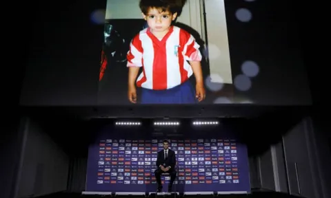 Morata 'đỏ mặt' nhìn ảnh cũ trong ngày ra mắt Atletico