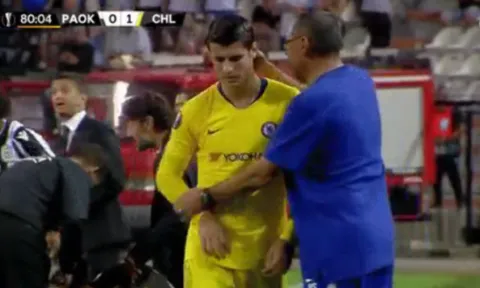 Morata tỏ thái độ chống đối Sarri ngay trên đường biên