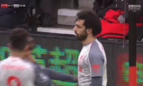 Salah chính thức vượt mặt Torres, làm lu mờ Suarez ở Liverpool