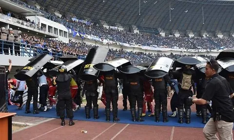 Một CĐV Indonesia bị fan của đội bóng kình địch đánh đến chết