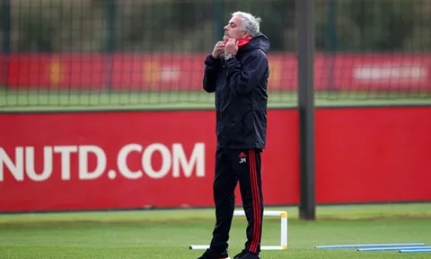 Mourinho lí giải về đội hình đầy rủi ro trước Chelsea