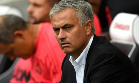 "Có 2 trung vệ 30 triệu bảng + 2 tuyển thủ Anh, Mourinho đòi hòi gì nữa?"
