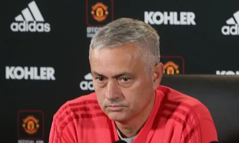 Toàn cảnh cuộc họp báo bất thường dài 3 phút rưỡi của Jose Mourinho