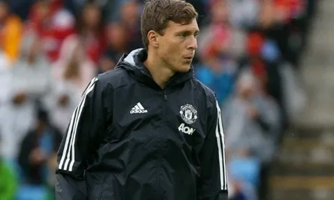 Không dùng Lindelof, Mourinho hứng trọn "gạch đá"
