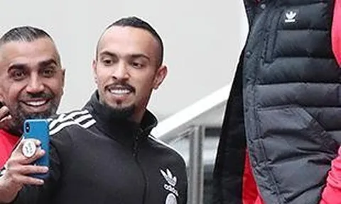 Mourinho cau có khi fan xin chụp ảnh chung