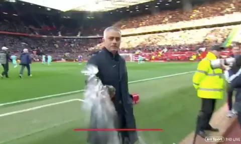 Mourinho có hành động không đẹp trước trận Newcastle