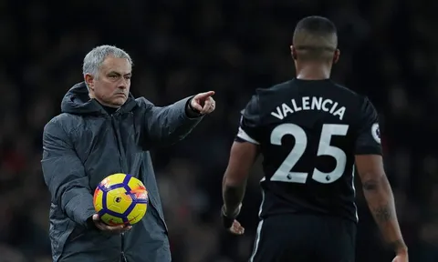 Mourinho: "Antonio Valencia đăng một thông điệp buồn cười"