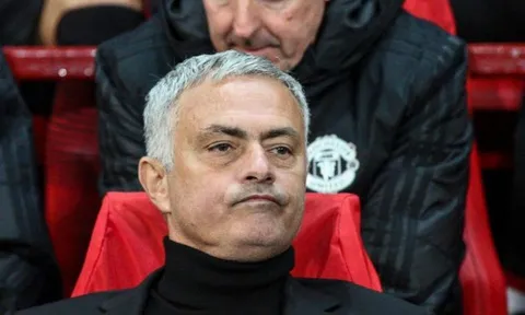 Giận vụ Mina, Mourinho mỉa mai BLĐ M.U bằng so sánh khó tin với Everton