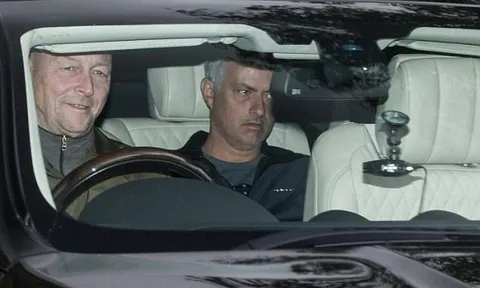 Mourinho đến sân tập Carrington với đầy vẻ âu lo