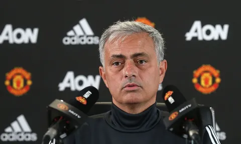 Mourinho giải thích lí do Man Utd phản đối việc đóng cửa TTCN sớm
