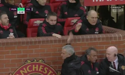 Mourinho hành xử bất ngờ với các trợ lý sau bàn thắng của Lukaku