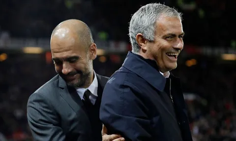 Mourinho: Khi ghế nóng lung lay, ai bạn ai thù phải rõ!