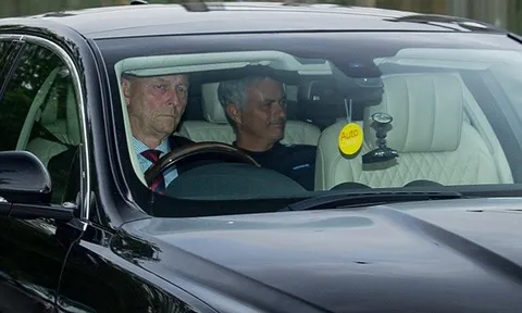 Mourinho lộ biểu cảm trêu ngươi báo giới trên đường đến Carrington