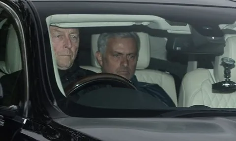 Mourinho 'mặt nặng mày nhẹ' trở lại sân tập Man Utd