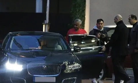 Mourinho mặt tối sầm, căng thẳng trước khi đến phòng họp báo của Man Utd