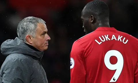 Mourinho ngu ngốc nếu để M.U đá đôi công với Man City