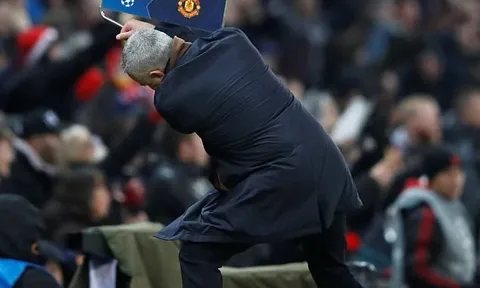 Mourinho nổi điên, đập phá giỏ đựng nước khi Fellaini ghi bàn