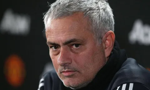 Mourinho 'nổi điên' khi biết Phil Jones phải tiêm 6 mũi để đá giao hữu