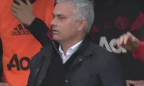 Mourinho phản ứng khó tin với pha bỏ lỡ mười mươi của Rashford