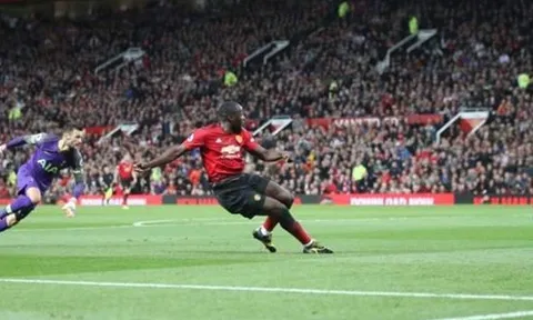 Mourinho phản ứng thế nào với pha bỏ lỡ không tưởng của Lukaku?