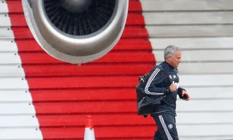 Mourinho 'tay xách, nách mang' hối hả tránh cơn mưa rào
