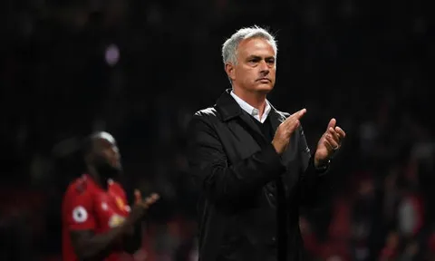 Mourinho tìm đến ai đầu tiên sau khi trận đấu kết thúc?