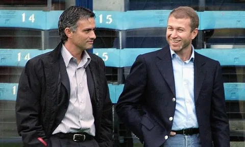 Mourinho: "Tôi bảo Abramovich: 'Đừng nói gì cả, hãy chi tiền mua cậu ta'"