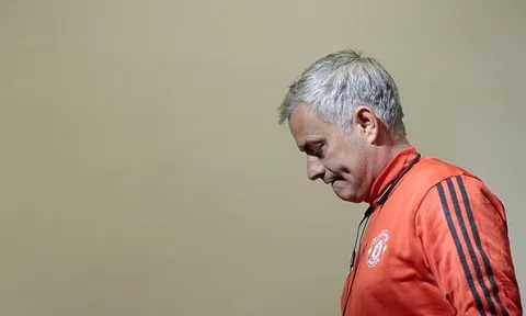 Mourinho trầm tư trên sân tập M.U trước trận chiến CSKA Moscow