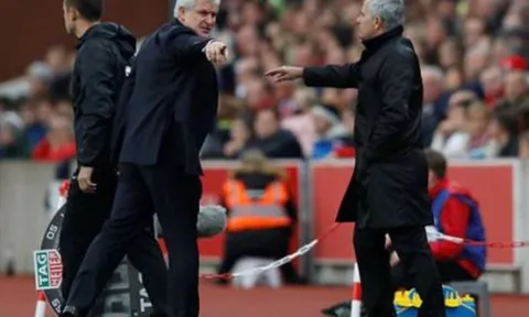 Mourinho tức giận, từ chối bắt tay Mark Hughes