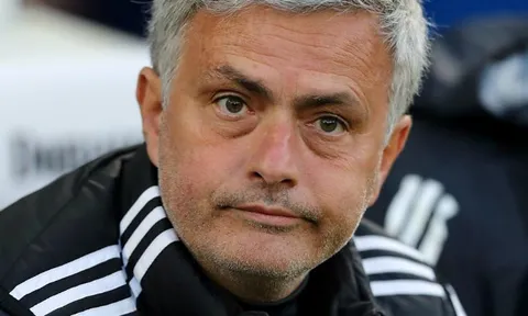 Mourinho nhận 'tối hậu thư' trước lần đụng độ Chelsea