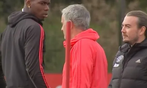 Mourinho và Pogba "lườm nhau", fan Man Utd biết cả hai đã nói gì