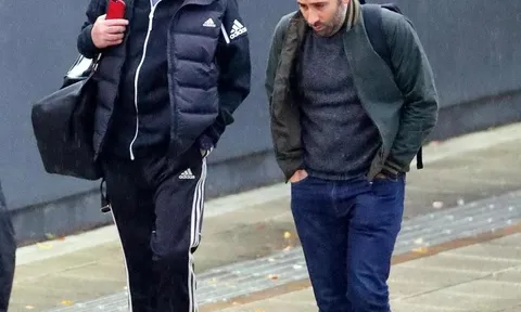 Mourinho xuất hiện cau có sau khi bị fan Man Utd tẩy chay