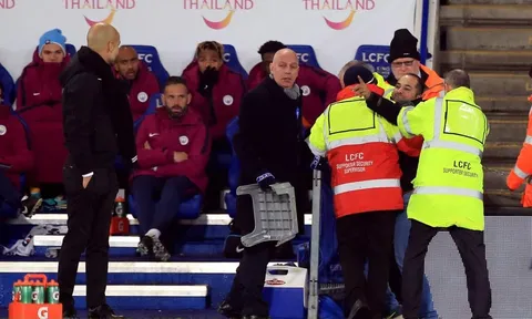 CĐV quá khích lao vào sân khiêu chiến Guardiola