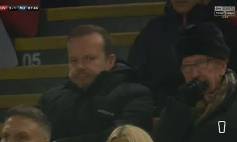 M.U tệ hại, Ed Woodward phản ứng ra sao trên khán đài?