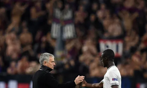 Mourinho tố M.U bị CHÈN ÉP