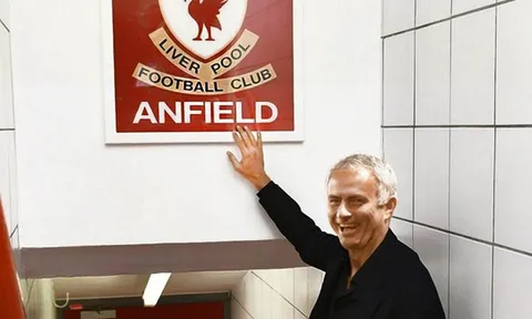 MU: Thiên hạ cứ chê, còn Mourinho mỉm cười...