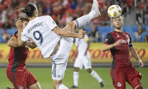 Mua "hụt" Zlatan, AC Milan tính "rút ruột" Liverpool