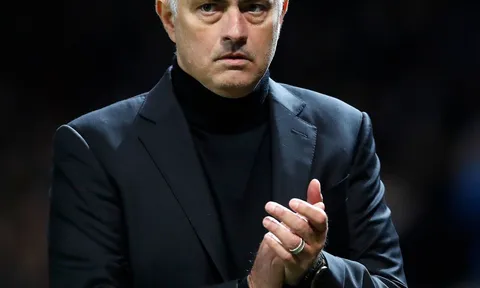 Muốn được cấp tiền, có 4 câu hỏi Mourinho cần phải trả lời trước