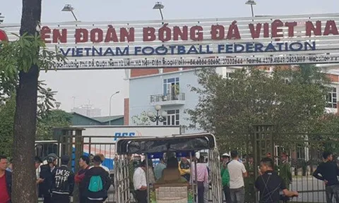 Không đặt được vé bán kết AFF Cup, hàng chục người vây trụ sở VFF