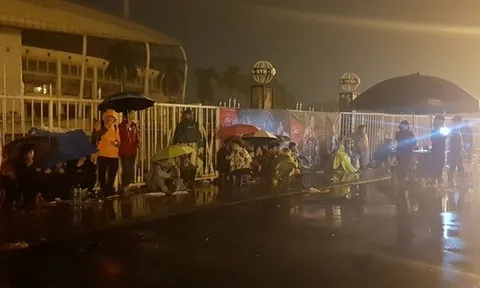 Đội mưa, vạ vật trắng đêm đợi mua vé xem đội tuyển Việt Nam đá AFF Cup